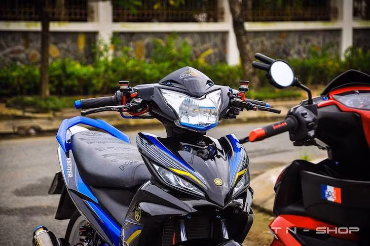 Ở phía trên đầu xe là sự xuất hiện của cặp tay phanh và côn CRG, bình dầu AEM Titanium, gù Barracuda CNC và một số con ốc Proti. Phía trên đèn pha là miếng "mào" ốp đầu khiến chiếc xe bớt tạt gió vào người lái và có vẻ ngoài thanh thoát hơn.