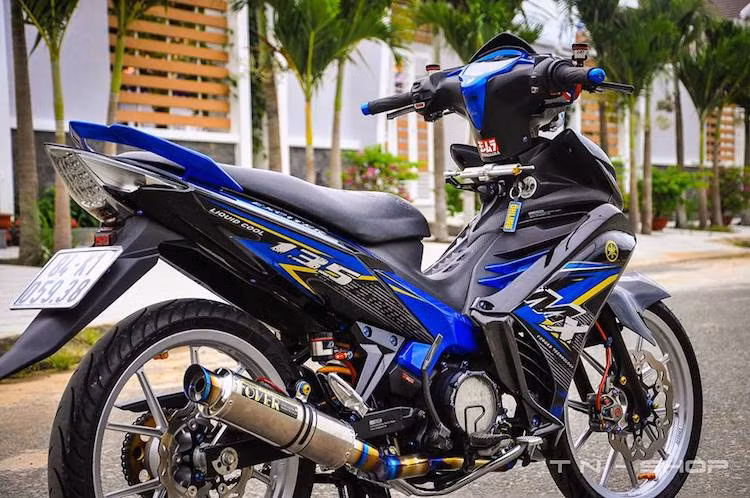 Trên nền sơn đen, bộ tem vốn dành cho phiên bản Jupiter MX 135 bán tại thị trường Indonesia khiến cho chiếc Exciter nổi bật và bắt mắt hơn. Ở phía sau, cây phuộc monoshock nguyên bản đã được thay thế bằng phuộc Racing Boy, kết hợp với lốp Michelin Pilot Street tăng độ ổn định cho xe.