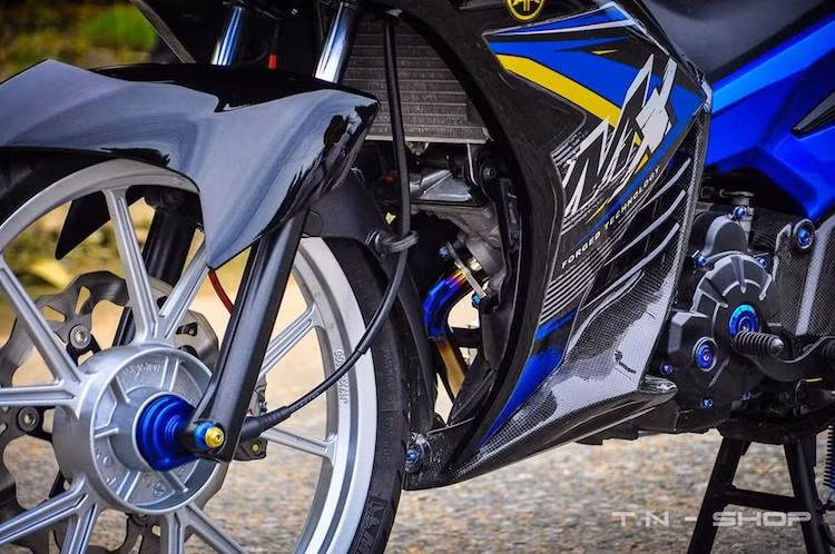 Động cơ nguyên bản của mẫu xe côn tay Exciter 135 cũng đã được trang trí lại với một loạt các con ốc Proti, cổ pô titan và lốc nồi trong suốt. Nhiều chi tiết nhựa đen nguyên bản của chiếc xe đã được dán lại bằng sợi carbon thật, đem tới vẻ ngoài thể thao hơn cho xe.