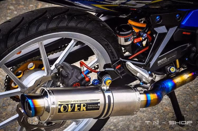 Chưa dừng lại ở đó, một loạt các "đồ chơi" hấp dẫn cũng nằm ở khu vực bánh sau xe. Trong đó, hệ thống phanh sau được nâng cấp với bình dầu AEM, heo Brembo tháo xe PKL và đĩa Galfer. Cây pô Over hàng Nhật giúp tiếng nổ của chiếc xe trở nên hấp dẫn hơn.