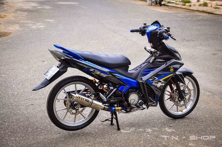 Tuy nhiên tính tới hiện tại, những chiếc Exciter 135 này cũng đã tương đối cũ sau vài năm vận hành trong điều kiện đường sá Việt. Để "làm mới" lại chiếc Exciter 135 2011 của mình, một biker Trà Vinh đã "dọn mới" lại chiếc xe, đồng thời trang bị cho nó một loạt "đồ chơi" và phụ kiện nâng cấp.