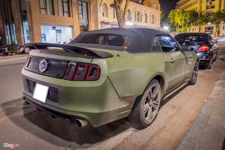 Đây là chiếc Mustang mui trần thứ 2 mà chủ nhân chiếc xe sở hữu. Mức giá cơ bản của Ford GT California Special Premium tại thị trường Mỹ vào khoảng 38.500 USD. Khi về Việt Nam, mẫu xe cơ bắp này sẽ có giá sau thuế vào khoảng 2,5 tỷ đồng.