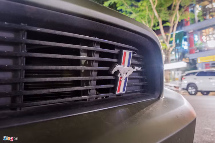 Mustang GT California Special Convertible mang khối động cơ V8, dung tích 5.0 lít, công suất tối đa 420 mã lực và mô-men xoắn cực đại 528 Nm, V8 được tinh chỉnh để tăng thêm 8 mã lực so với phiên bản trước. Đi cùng với động cơ là hộp số 6 cấp với tùy chọn Select Shift cung cấp hai chế độ tự động hoàn toàn hoặc điều khiển bằng tay.