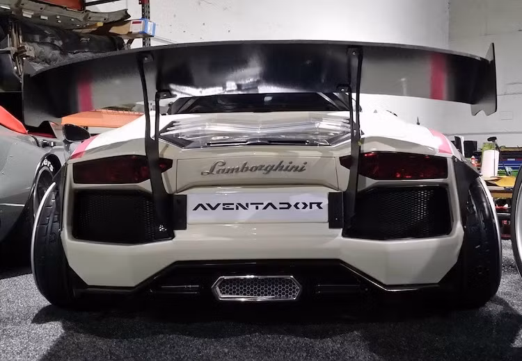 Và cũng như những chiếc xe ôtô thật của người lớn, sau một thời gian chơi, nhiều đứa trẻ sẽ nhanh chóng chán những chiếc xe này. Chính vì vậy, những dịch vụ độ xe trẻ em đã được mở ra, không chỉ nhằm thỏa mãn các "cậu ấm, cô chiêu" mà còn giúp những bậc phụ huynh mê xe có thể tạo ra một phiên bản "mini" từ chính chiếc xe của mình cho con.