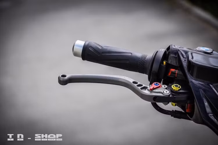 Ở phía trên tay lái, chiếc xe cũng chỉ được trang trí nhẹ nhờ có tay phanh CRG cùng những con ốc Proti. Thiết kế phần đầu nguyên bản của Exciter được giữ nguyên.