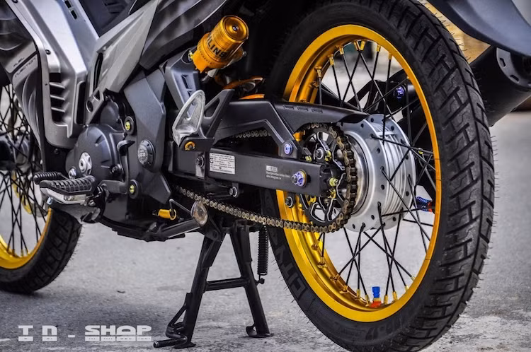 Sức mạnh của động cơ được truyền tới bánh sau qua xích tải DID và đĩa tải CNC sắc sảo, đồng thời những bộ phận này được bảo vệ bởi chắn xích Yamaha X1R. Với cây phuộc Ohlins phía sau, chiếc Exciter khó có thể bị sàng lắc đuôi khi ôm cua.