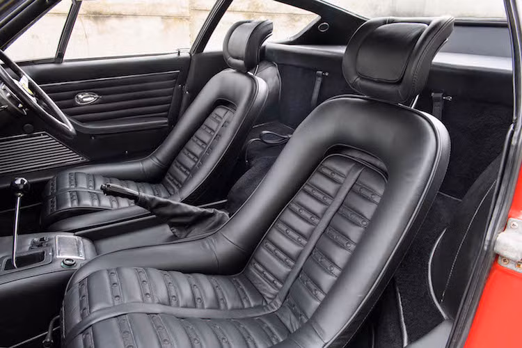 Cũng giống như những "hậu duệ" ngày nay như F12Berlinetta hay 812 Superfast, Daytona chỉ có 2 chỗ ngồi. Ở phía sau lưng ghế ngồi là một hộp chứa đồ lớn, đồng thời chiếc xe cũng có cốp độc lập ở phía sau. Các ghế ngồi của Daytona được thiết kế theo đúng kiểu xe đua với các hoa văn nằm ngang, vẫn được Ferrari sử dụng cho tới chiếc 599 GTB.