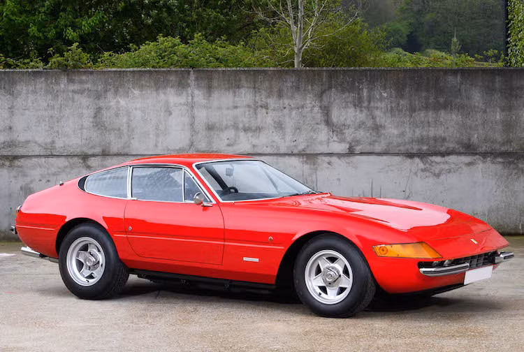 Được sản xuất từ năm 1968 tới năm 1973, siêu xe Ferrari Daytona 365 GTB/4 được mệnh danh là một trong những chiếc Ferrari động cơ đặt trước nổi tiếng nhất và thành công nhất trên đường đua. Là một siêu xe đẳng cấp cao, đương nhiên Daytona cũng nằm trong bộ sưu tập của nhiều người nổi tiếng trong thập niên 70, bao gồm cả ca sĩ Elton John người Anh.