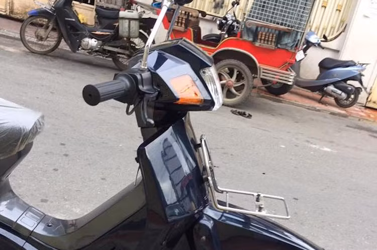 Sau khi các dòng Su "xì po" được nhập vào Việt Nam, Suzuki Crystal mới dần bị "thất sủng". Do đã được thiết kế từ cuối thập niên 80 nên mẫu xe này vẫn còn giữ lại những đường nét góc cạnh, vuông vắn, khiến nó trở lên "lỗi mốt" ngay sau khi các dòng Suzuki RG Sport 110, RGV 120 hay Suzuki Satria 120 ra đời.