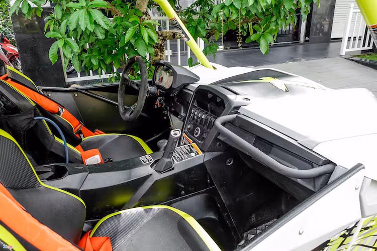 Xe sử dụng động cơ 4 thì, SOHC, dung tích 976 cc, công suất cực đại 121 mã lực.