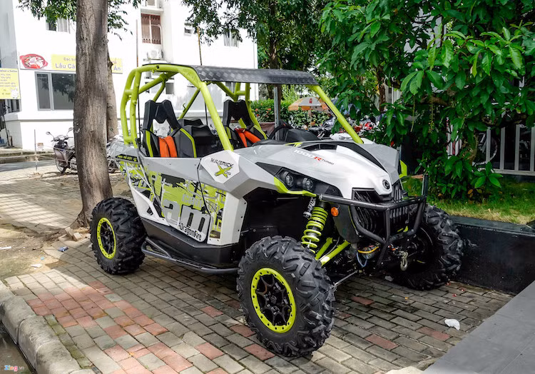 Độ dài cơ sở của xe đạt 2.235 mm, trọng lượng không tải 639 kg, dung tích thùng xăng 37,8 lít. Chiếc xe địa hình Ca-am này thường được Quốc Cường sử dụng vào dịp cuối tuần.