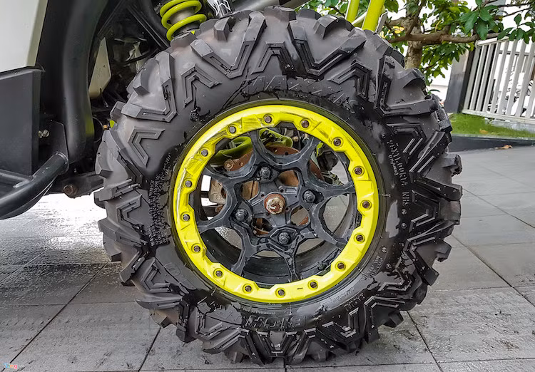 Bộ lốp off-road đặc biệt có đường kính vành chỉ 14 inch nhưng chiều rộng lốp lên tới 28 inch. Lốp mềm và nhiều gai giúp xe bám đường tốt và dễ dàng vượt qua mọi loại địa hình như sông, suối, đồi núi...