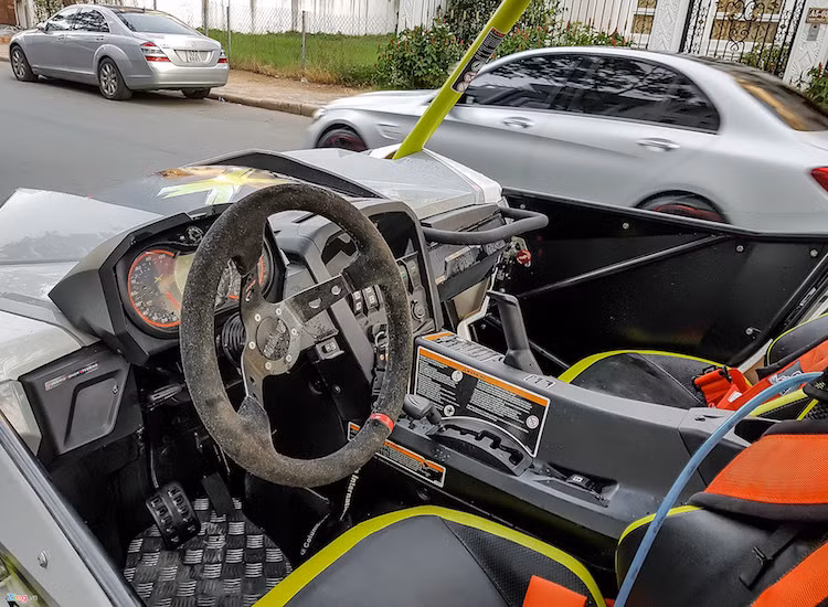 Phía trước xe không có kính chắn gió. Người điều khiển và hành khách cần đội nón bảo hiểm full-face để bảo hộ khi chạy.