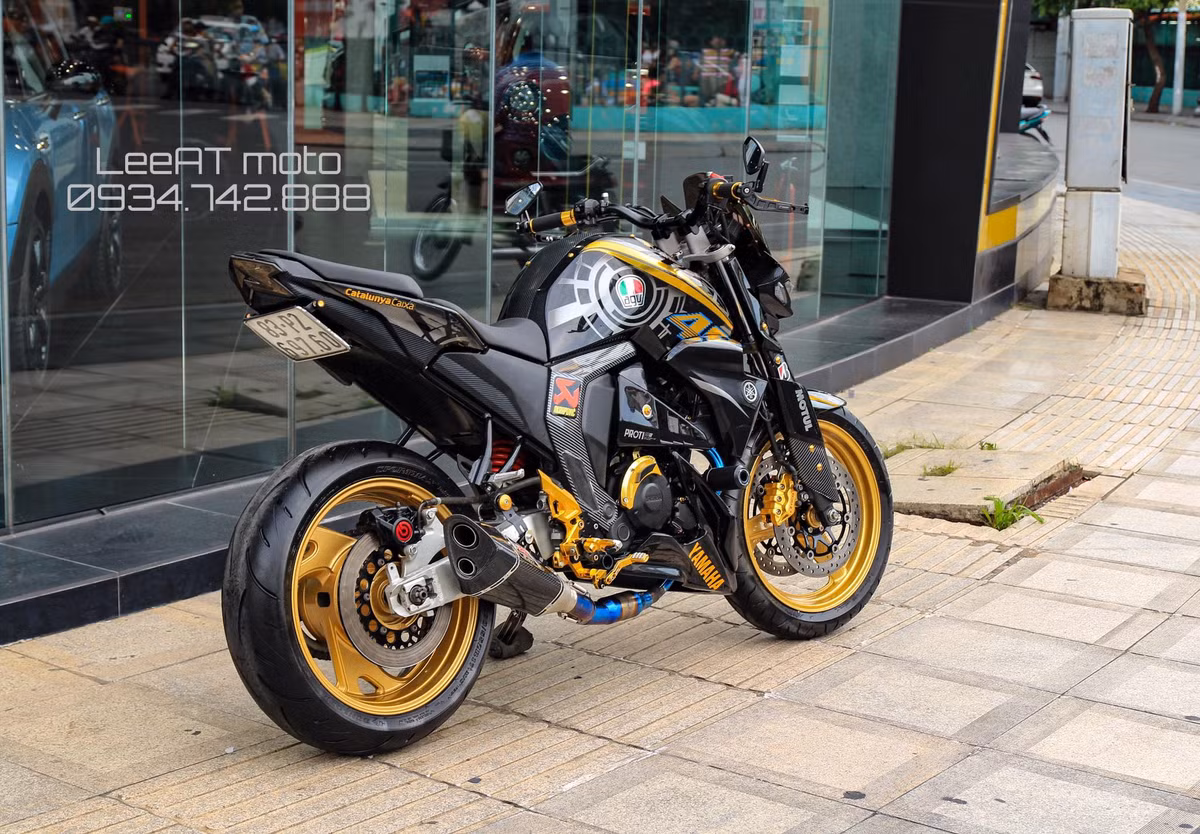 Tuy nhiên với không ít người chơi xe tại Việt Nam, kiểu dáng "hầm hố" nguyên bản của FZ-S vẫn chưa đủ chiều lòng họ. Để khiến chiếc FZ-S của mình có ngoại hình "bề thế" như những mẫu naked bike phân khối lớn, xưởng độ LeeAT tại Sài Gòn dã tiến hành "chế cháo" chiếc xe với hàng loạt phụ tùng và "đồ chơi" khác nhau.