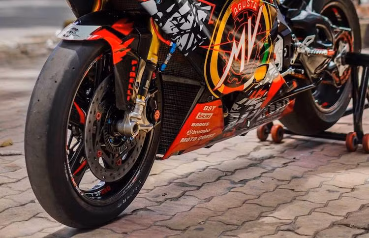 Với phiên bản độ mới nhất này, chiếc F4RR vẫn tiếp tục giữ lại cặp mâm Rotobox bằng sợi carbon "hàng thửa" dành riêng cho chiếc xe. Tuy nhiên hệ thống phanh nguyên bản của xe đã được độ bằng cặp heo Brembo 484 Quick Connect Titan, dây dầu Earl's và đĩa Braketech full-floating. Xe cũng sử dụng cặp lốp Pirelli Superbike không vân như xe đua chuyên nghiệp.