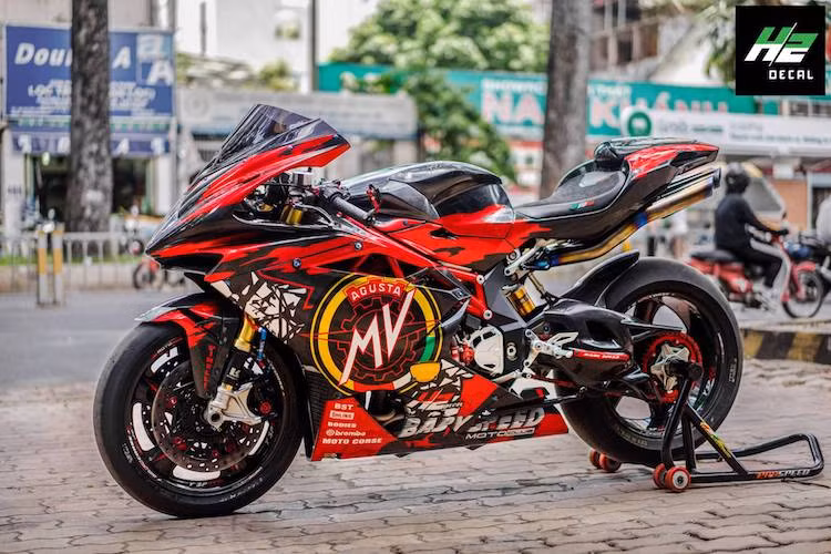  Siêu môtô MV Agusta F4RR là một trong số nhiều phiên bản đặc biệt của dòng superbike F4, với cấu hình gần như y hệt mẫu xe đua tại giải World Superbike Championship. Theo giới chơi xe Việt, hiện tại chỉ có 3 chiếc F4RR đang có mặt tại Việt Nam, với giá nhập về bởi các đại lý môtô tư nhân là khoảng 1,35 tỷ đồng.