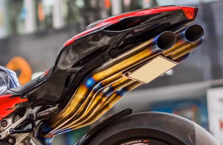 Hệ thống phuộc sử dụng trên xe đều được cung cấp bởi hãng Ohlins nổi tiếng. Trong khi đó, với hệ thống xả Hot Bodies làm bằng titanium và không có giảm thanh, sự uy lực của khối động cơ 201 mã lực đã được thể hiện rõ bên ngoài. 4 đường thoát của ống xả được đặt dưới đuôi xe theo phong cách xe đua.