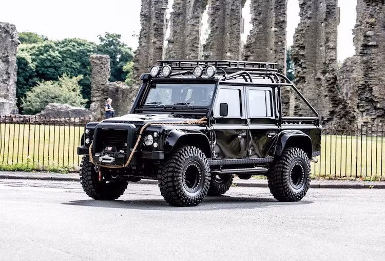 Trong tập phim điệp viên 007 mới nhất mang tên Spectre, một loạt siêu xe "hàng khủng" đã được trang bị cho các nhân vật. Trong khi James Bond có chiếc Aston Martin DB10, sát thủ phản diện Mr.Hinx chạy siêu xe Jaguar C-X75 thì những tên "tay sai" trong tổ chức khủng bố Spectre lại được trang bị loạt xe offroad độ "hết bài" từ chiếc SUV Land Rover Defender.