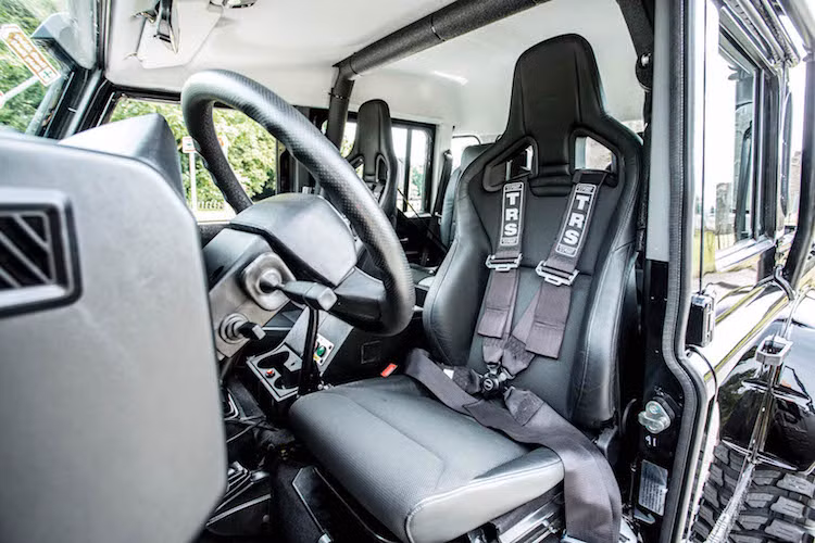 Sự thay đổi chỉ bắt đầu từ hàng ghế trước của xe, khi SVO đã trang bị cho nó cặp ghế ngồi vốn dành cho xe đua, kèm đai an toàn 4 điểm. Ngoài ra, phía trên đầu những người ngồi hàng ghế trước còn có thêm một bộ khung thép chữ U gia cường độ cứng cho thân xe.