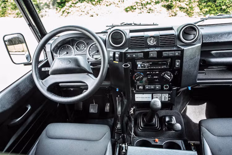 Mặc dù có vẻ ngoài "khủng" nhưng ở bên trong nội thất của Land Rover Defender SVX Concept, chiếc xe vẫn có các trang bị như phiên bản thường. Là một mẫu xe offroad chuyên nghiệp, Defender SVX có nội thất làm bằng nhựa cứng để dễ lau chùi, và chiếc xe cũng chỉ có hệ thống giải trí đơn giản với đầu CD.