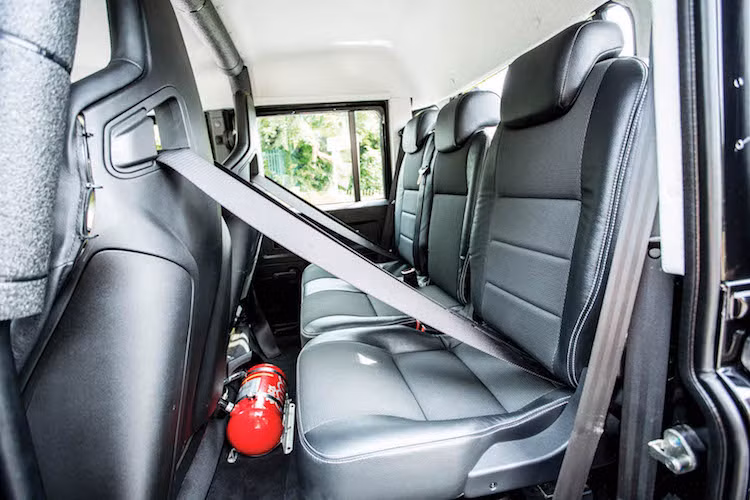 Tuy nhiên, với đai an toàn 4 điểm, hàng ghế sau của xe đã trở nên "có cũng như không", do dây an toàn ở ghế trước bắt vào ghế sau. Giữa vị trí để chân hai hàng ghế sau của chiếc xe cũng được trang bị một bình cứu hỏa lớn.