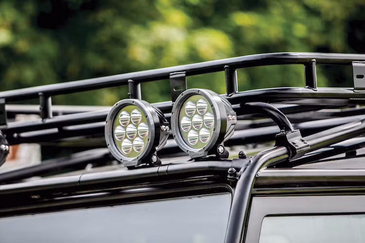 Giống như nhiều mẫu xe offroad chuyên nghiệp khác, chiếc Defender SVX bản độ Spectre cũng có ống thở, cùng với dàn đèn chiếu sáng LED tăng cường được đặt ở trên nóc xe.