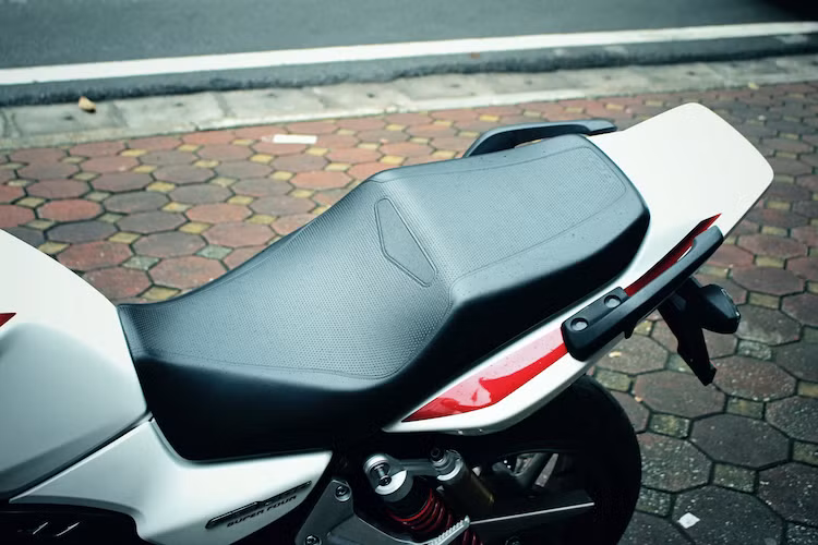 Với chiều cao yên 790 mm, CB1300SF tỏ ra khá vừa vặn với khổ người nam giới châu Á. Yên xe có thiết kế liền từ phía trước ra sau. Không giống như đa số những mẫu naked bike hiện đại khác, chiếc xe được tích hợp sẵn 2 tay dắt ở dưới đuôi để giúp người dùng có thể dắt khối trọng lượng 273 kg dễ dàng hơn.