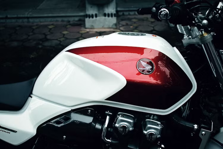 Bình xăng của CB1300SF 2017 vẫn giữ nguyên thiết kế từ năm 1998 tới nay, với dung tích lên tới 21 lít để đủ nhiên liệu cho khối động cơ 1.3 lít trên quãng đường dài. Xe được trang trí đơn giản với tông màu trắng - đỏ ánh kim nổi bật và logo CB1300 Super Four nổi nằm trên tấm ốp hai bên thân.