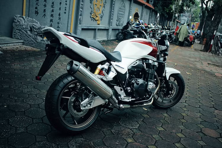 Chiếc CB1300SF 2017 đã được một người đam mê dòng xe CB Super Four đặt hàng showroom môtô nhập khẩu tư nhân để đưa về Hà Nội. Sau khi về tới đất Việt và đóng các loại thuế, phí đầy đủ, chiếc xe có giá khoảng 25.000 USD (tương đương 568 triệu đồng).