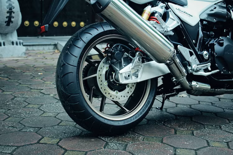 Dù chỉ sử dụng lốp 180/55/17 nhưng do có bản mâm rộng nên bánh sau của CB1300SF 2017 trông rất "béo". Hệ thống phanh sau sử dụng heo Nissin 2 piston đối xứng, trong khi cặp giảm xóc sau với bình dầu rời do Showa cung cấp. Ngay cả lốp xe cũng do Bridgestone - một thương hiệu Nhật Bản cung cấp.