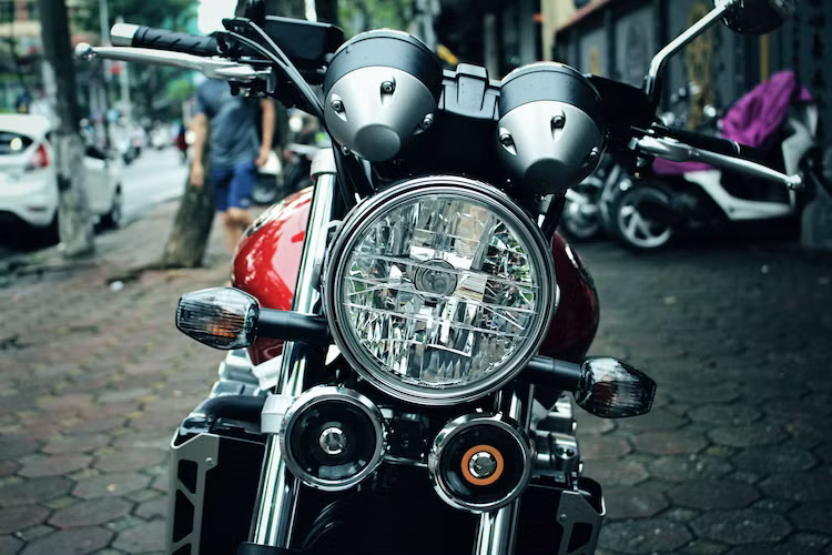 Bước sang năm 2017, CB1300SF phiên bản mới vẫn mang thiết kế đặc trưng của dòng CB Super Four, vốn đã được Honda giữ gần như y nguyên từ chiếc CB1300SF đời 1998 hay CB400SF VTEC II tới nay. Ở phía trước chiếc xe mang kiểu dáng của một mẫu môtô UJM cổ điển giống như các dòng CB750 "huyền thoại", bao gồm đèn pha chóa tròn lớn và cặp xi-nhan đối xứng hai bên.