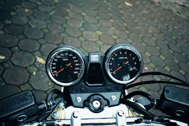 Cụm đồng hồ của CB1300SF 2017 vẫn giữ nguyên thiết kế truyền thống của một mẫu môtô với đồng hồ báo tua và báo tốc dạng cơ chạy độc lập. Giống như CB1100EX, nằm giữa 2 đồng hồ này là một màn hình hiển thị đa thông tin. Chiếc xe cũng có ổ khóa chống trộm HISS giống như những mẫu xe môtô Honda đời mới khác.