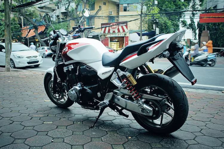 Trong khi phần trước của xe có thiết kế của một mẫu môtô phổ thông UJM cổ điển thì ở phía sau, phần đuôi xe lại được tạo dáng như một mẫu naked bike hiện đại. Kể từ chiếc CB1000 trở về trước, đuôi của dòng xe này còn khá vuông vức và "cục mịch" nhưng từ năm 1998 tới nay, đuôi xe đã được vuốt dẹt về phía sau để tạo dáng thể thao và thanh thoát hơn.