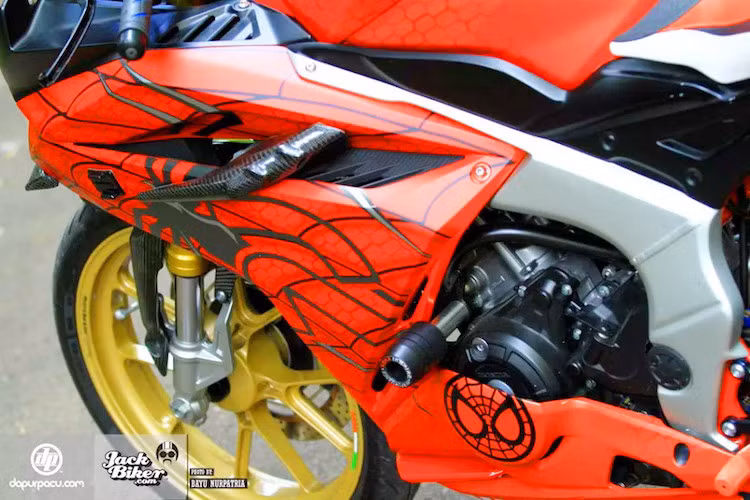 Họa tiết phong cách Người Nhện thể hiện rõ nét trên nền nhựa hai bên thân xe.