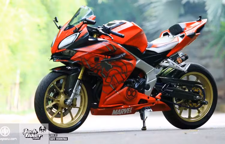 Chiếc Honda CBR250RR mới thuộc sở hữu của một người chơi xe ở Indonesia. Theo chia sẻ của biker này, hình tượng siêu anh hùng Spider Man khá hợp khi được đưa lên mẫu môtô thể thao như CBR250RR.
