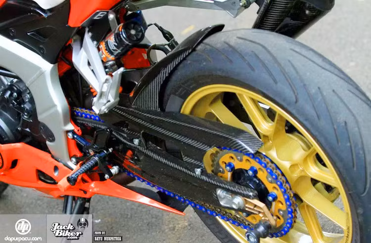 Động cơ trên xe vẫn giữ nguyên là khối động cơ DOHC, xi-lanh đôi, làm mát bằng dung dịch, dung tích 247cc kết hợp với hộp số 6 cấp, cho công suất tối đa 34,5 mã lực và mô-men xoắn cực đại 28 Nm.