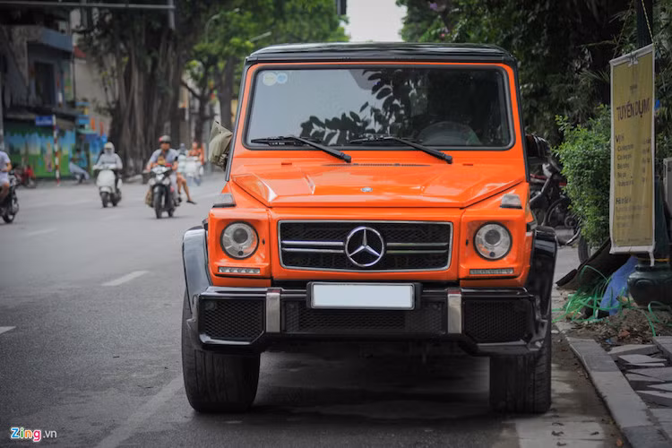 Mercedes G-Class là dòng xe địa hình thuần chất với kiểu dáng vuông vắn đặc trưng. Mặc dù Mercedes luôn thay đổi phong cách thiết kế, G-Class vẫn được giữ nguyên kể từ khi ra đời năm 1979. Trong đó G63 AMG là một trong những mẫu G-Class được nhiều đại gia Việt ưa chuộng nhất hiện nay.