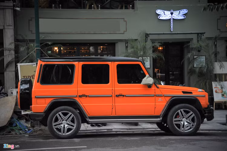 Tuy nhiên, một chiếc G63 AMG với màu sơn nguyên bản là nâu café đã được chủ nhân đổi thành màu cam tại Hà Nội, một trong 5 màu tùy chọn của bộ sưu tập Crazy Color Edition. Chất liệu được sử dụng là decal bóng. Tùy chọn màu sơn Crazy Color Eiditon chính hãng có giá đến hơn 20.000 USD.