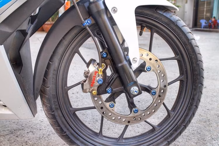 Trong đó, các nâng cấp chủ yếu của chiếc xe Honda Winnner độ này tập trung vào "dàn chân" của xe. Ở phía trước, heo Nissin 1 piston nguyên bản của Winner đã được thay thế bằng loại "hàng hiệu" Brembo Billet Nickel 2 pis đối xứng, kết hợp với dây dầu Hel từ Anh bằng sợi carbon.