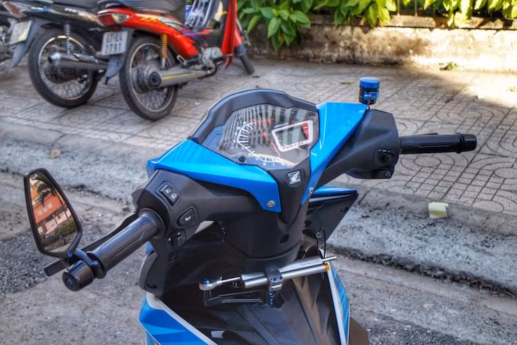 Ở phía bên trái của tay lái xe là sự xuất hiện của cùm côn CRG Carbon và gương hậu gắn gù CRG Arrow, trong khi bên phải là cùm phanh Brembo RCS 19 kết hợp cùng tay phanh CRG Carbon và bình dầu Evotech. Nằm ở 2 đầu tay lái là cặp gù bằng sợi carbon để hạn chế sự rung giật cho tay lái.