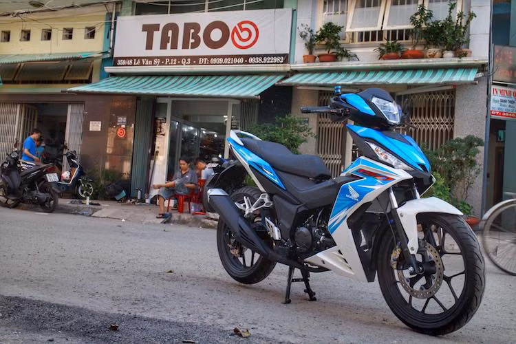 Kể từ khi bán ra cách đây hơn 1 năm, mẫu xe Honda Winner 150 đã khẳng định được chỗ đứng trong giới chơi xe và trở thành "đối trọng" lớn nhất của Yamha Exicter tại thị trường xe máy Việt Nam. So với đối thủ cùng phân khúc, mẫu xe này có kiểu dáng không thể thao bằng nhưng lại vượt trội về động cơ, hệ khung và phuộc.