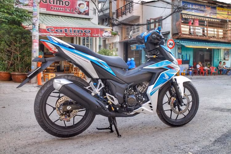 Dù có kiểu dáng hoàn toàn nguyên bản, tuy nhiên chiếc xe côn tay Honda Winner 150 của một biker miền Nam đã được độ lại với nhiều phụ tùng nâng cấp "khủng". Ước tính tổng giá trị các "đồ chơi" trên chiếc xe này lên tới khoảng 60 triệu đồng - đắt hơn cả một chiếc Winner nguyên bản.