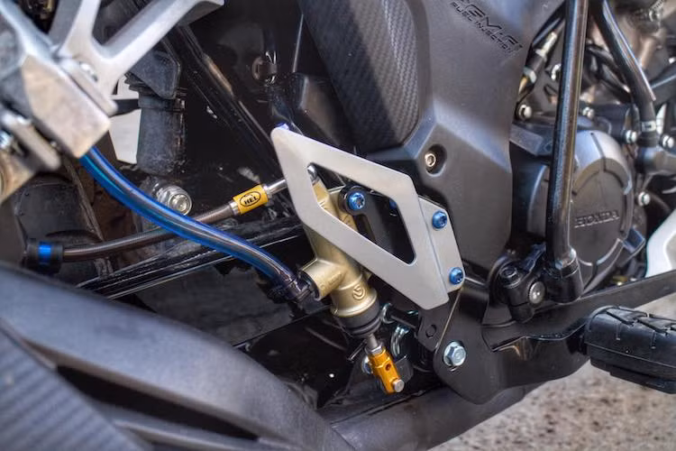 Không chỉ có kiểu dáng, khối động cơ 150 cc DOHC xi-lanh đơn, làm mát bằng chất lỏng của Winner cũng hoàn toàn được "giữ zin", tới cả hệ thống xả nguyên bản của xe cũng không có thay đổi gì. Ở phía sau, hệ thống phanh bắt đầu được nâng cấp với pen đạp Brembo tháo xe PKL.