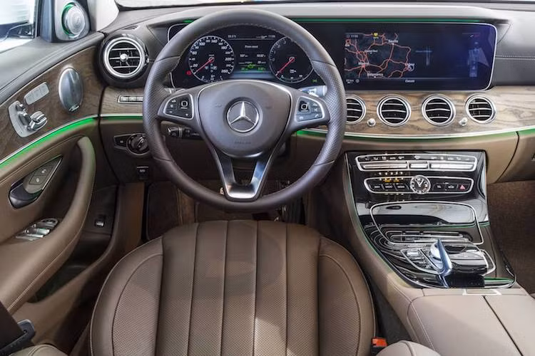 Ở bên trong nội thất, Mercedes cũng vẫn giữ nguyên thiết kế cho E-Class. Tuy nhiên, hãng đã nâng cấp hệ thống đèn LED nội thất, đồng thời đưa ra các lựa chọn gỗ ốp và da Nappa mới. Ở phía sau, E-Class 2018 cũng được bổ sung thêm 2 cổng sạc USB cùng các cụm nút cảm ứng trên vô-lăng được cập nhật với báo hiệu bằng âm thanh.