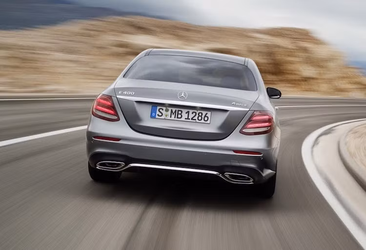  Giá bán E-Class 2018 không được Mercedes công bố, nhưng nhiều khả năng sẽ không có sự khác biệt so với đời 2017. Tuy nhiên, gói tùy chọn Audio 20 sẽ có giá là 1011 Euro (tương đương 262 triệu đồng), trong khi hệ thống điện thoại mới trị giá 702 Euro (tương đương 18,2 triệu đồng).