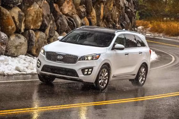 Kia Sorento 2017 (Điểm: 8.7/10): Dòng xe SUV hạng trung sở hữu nội thất cao cấp, 7 chỗ ngồi rộng rãi thoải mái. Phiên bản tiêu chuẩn sở hữu động cơ 4 xi lanh, bên cạnh đó có các tùy chọn động cơ mạnh mẽ hơn cho người dùng. Xe được trang bị các thiết bị an toàn như ABS, EBD, BA, ESP, các túi khí và camera lùi. Giá khởi điểm: 25.400 USD.