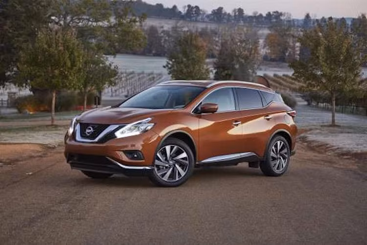 Nissan Murano 2017 (Điểm: 8.5/10): Xe được thiết kế ngược lại diện mạo nặng nề, lùn và mập của các mẫu xe SUV và crossover thông thường mà thay vào đó là đường nét thanh thoát, ghế ngồi cao, nội thất thoải mái. Xe sở hữu động cơ V6 quen thuộc của Nissan với công suất 260 mã lực đi kèm với phiên bản hộp số CVT mới của hãng. Giá khởi điểm: 29.770 USD.