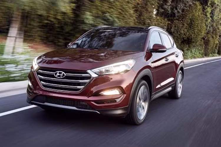 Hyundai Tucson 2017 (Điểm: 8.5/10): Tucson 2017 được trang bị hàng loạt thiết bị an toàn bao gồm hệ thống cảnh báo chuyển làn, phát hiện điểm mù, cảnh báo sang đường phía sau, trợ giúp chuyển làn và hệ thống phanh khẩn cấp tự động. Động cơ của xe được giữ nguyên với bản tiêu chuẩn sẽ sử dụng động cơ 2.0 lít 164 mã lực, kết hợp hộp số tự động 6 cấp. Giá khởi điểm: 22.700 USD.