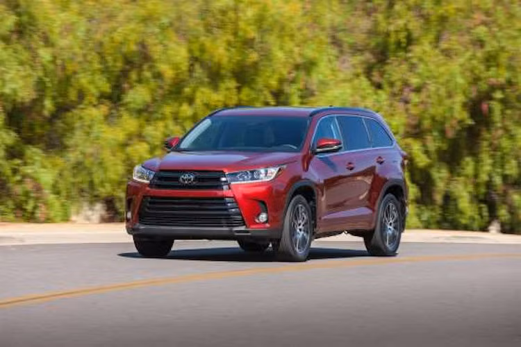 Toyota HighLander 2017 (Điểm 8.6/10): Trong phân khúc SUV cỡ trung, không đối thủ nào có thể vượt trội hơn Toyota Highlander. Xe sở hữu tính năng thân thiện với gia đình, khả năng bám đường ở mọi thời tiết, không gian để hàng hóa rộng rãi, hiệu suất tốt, khả năng tiết kiệm nhiên liệu và độ tin cậy cao. Phiên bản 2017 bổ sung động cỡ V6 mạnh hơn 25 mã lực, hộp số thêm 2 cấp, cùng với thiết bị an toàn tiên tiến. Giá khởi điểm: 30.630 USD.