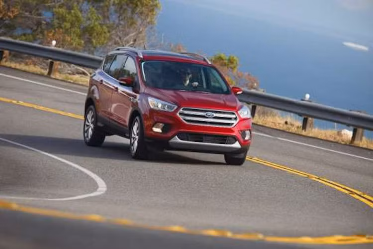 Ford Escape 2017 (Điểm: 8.5/10): Trong số những mẫu xe ôtô SUV tốt nhất, Escape 2017 là mẫu xe có những điều chỉnh khá ổn định về cả nội và ngoại thất mang diện mạo thể thao mạnh mẽ. Xe được trang bị 3 động cơ mới bao gồm 1.5L, 2.0L Ecoboost và một động cơ hút khí tự nhiên 2.5L 4 xi-lanh. Giá khởi điểm: 23.750 USD.